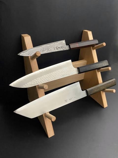 Cuchillos en soporte de madera